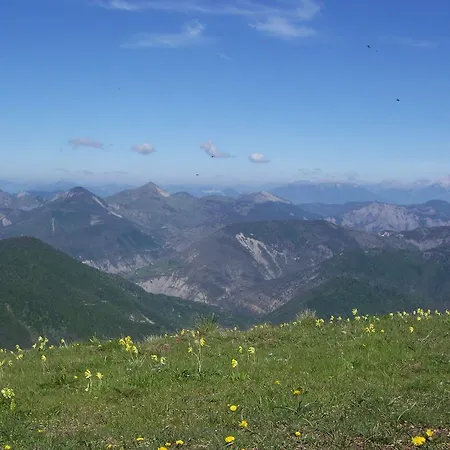Camping La Pierre De L'aigle La Breole